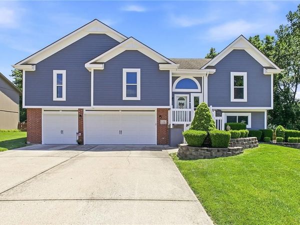 1301 NE Foxwood Drive, Lee's Summit, MO 64086