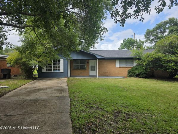 905 Spanish Acres Drive, Bay Saint Louis, MS 39520