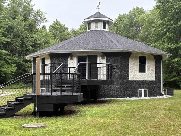 8492 N 1050 E Road, Walkerton, IN 46574