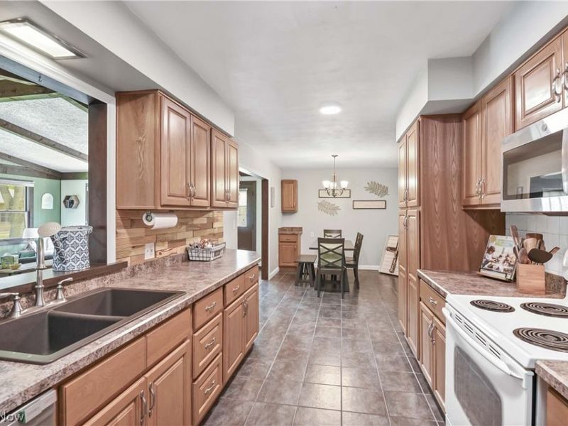 183 Sunrise Drive , Amherst, OH 44001 Photo 10