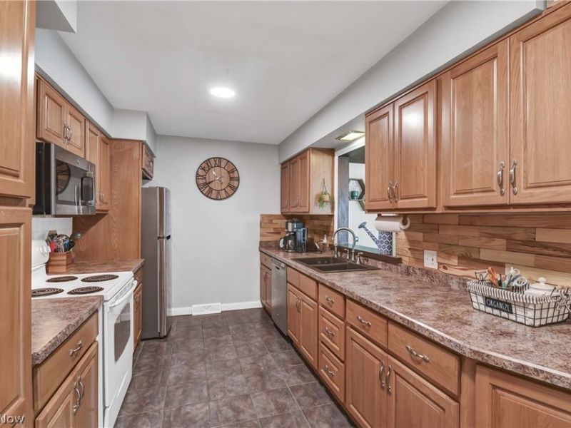 183 Sunrise Drive , Amherst, OH 44001 Photo 3