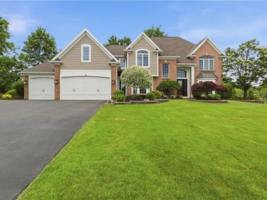 24 Mount Liberty Dr , Penfield, NY 14526