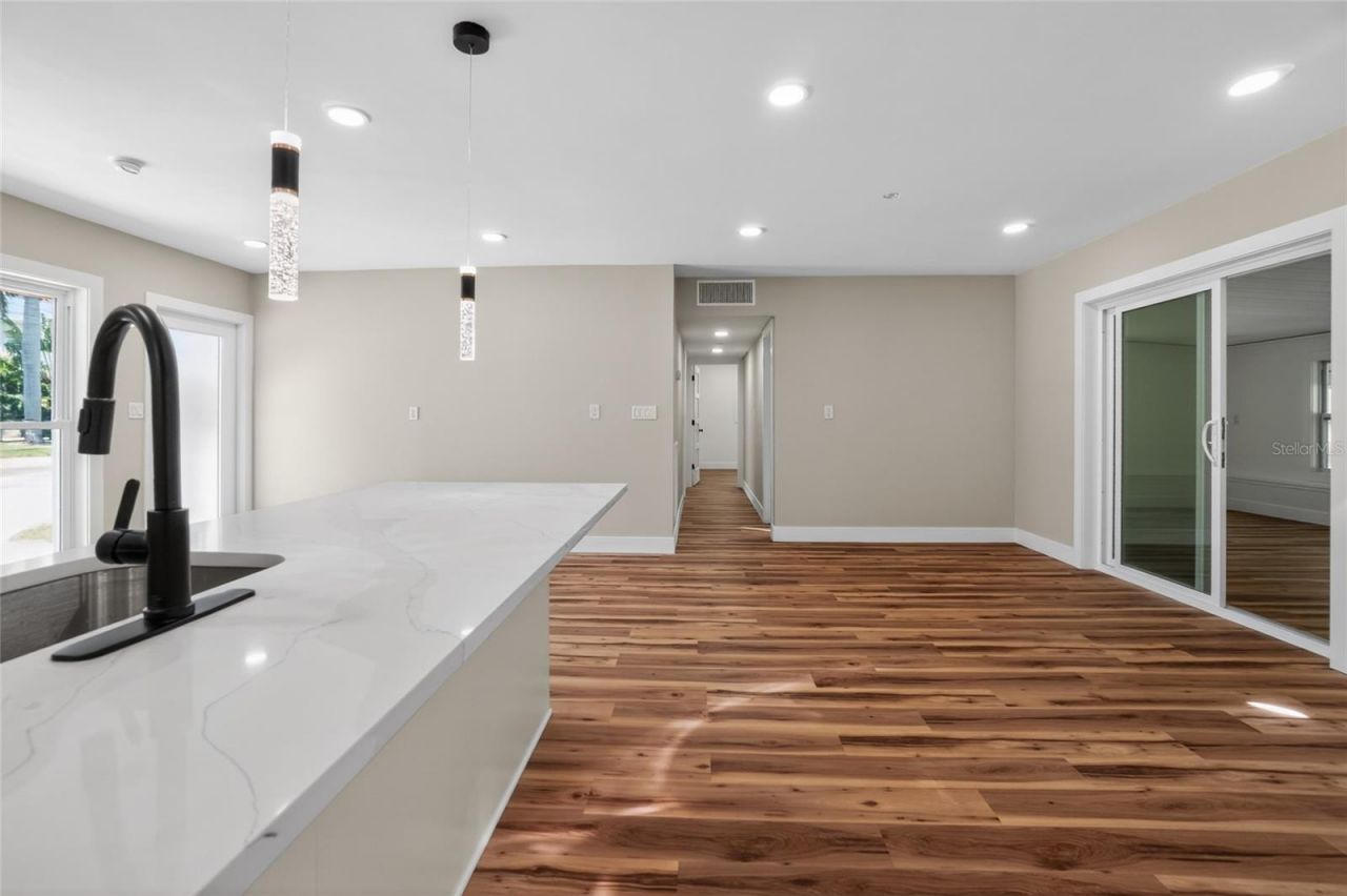 1524 Carson Circle Ne, Saint Petersburg, FL 33703 Photo