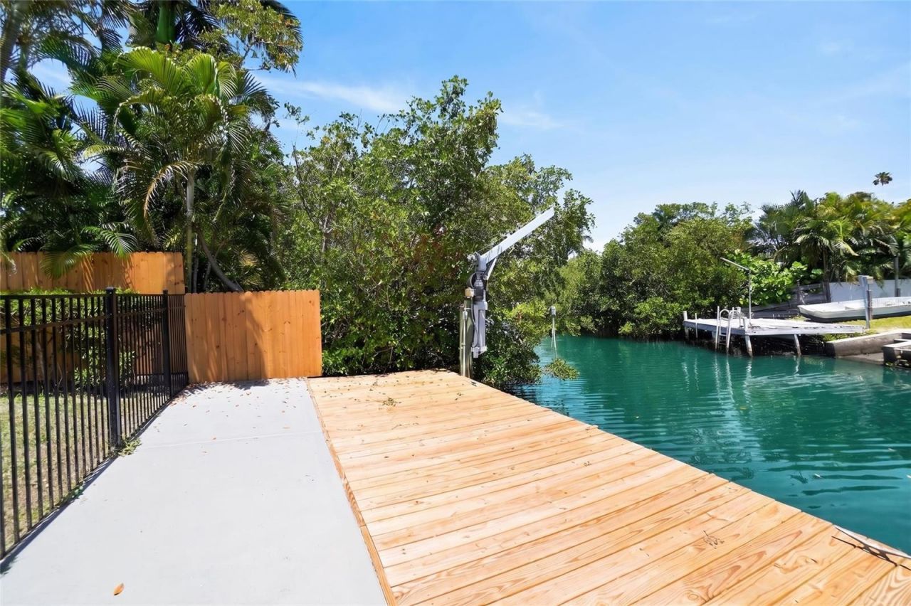 1524 Carson Circle Ne, Saint Petersburg, FL 33703 Photo