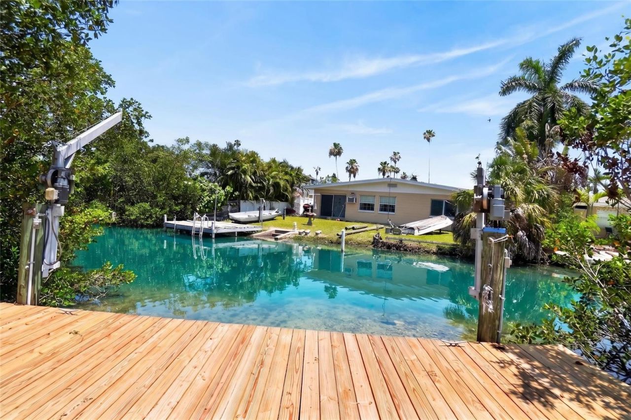 1524 Carson Circle Ne, Saint Petersburg, FL 33703 Photo