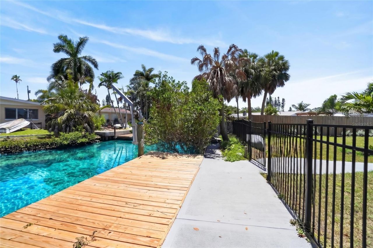 1524 Carson Circle Ne, Saint Petersburg, FL 33703 Photo