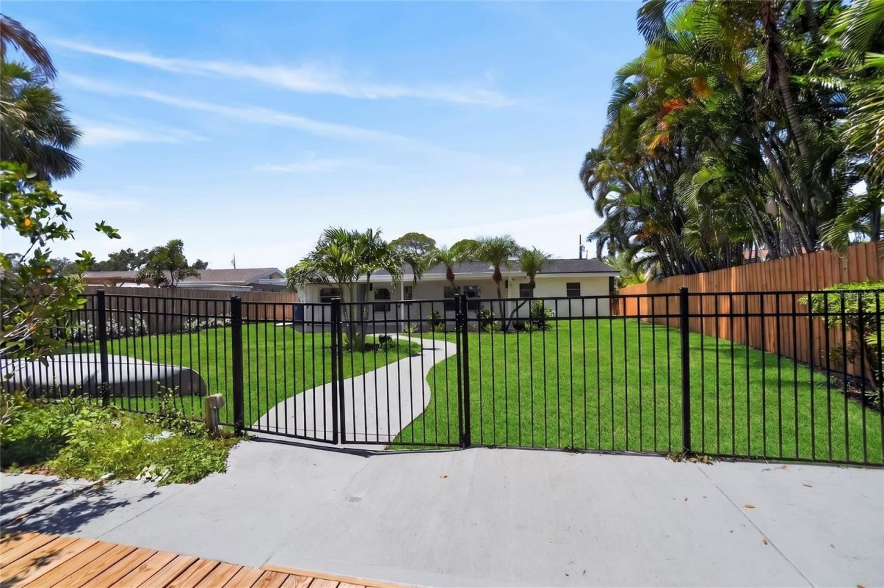 1524 Carson Circle Ne, Saint Petersburg, FL 33703 Photo