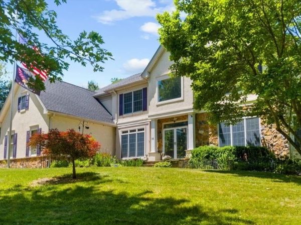 14 Hawk Dr, Raritan, NJ 08551