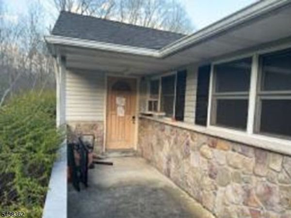 16 W Owassa Tpke, Frankford, NJ 07860