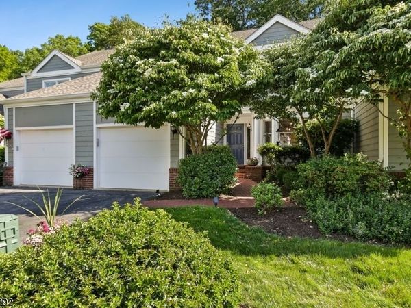22 Woodcrest Dr, Morris, NJ 07960