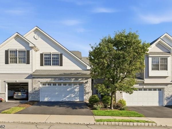 61 Schweinberg Dr, Roseland, NJ 07068