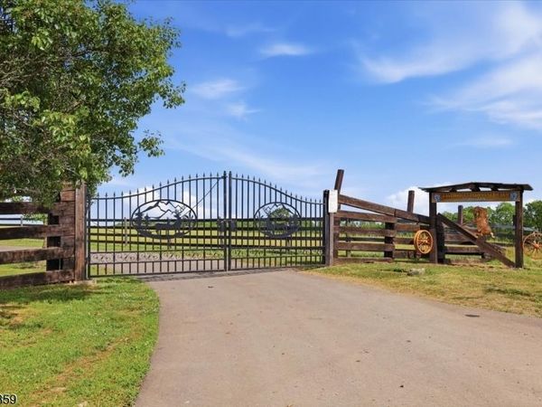 72 Pond Ln, Holland, NJ 08848