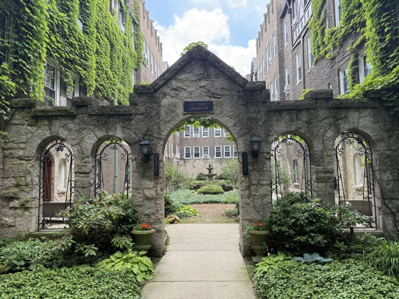 2329 W Farwell Avenue, Unit G, Chicago, IL 60645 Main Photo
