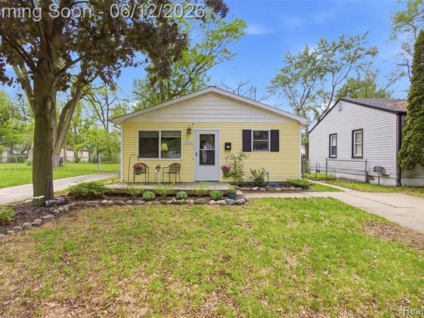 1202 E Elza Avenue, Hazel Park, MI 48030