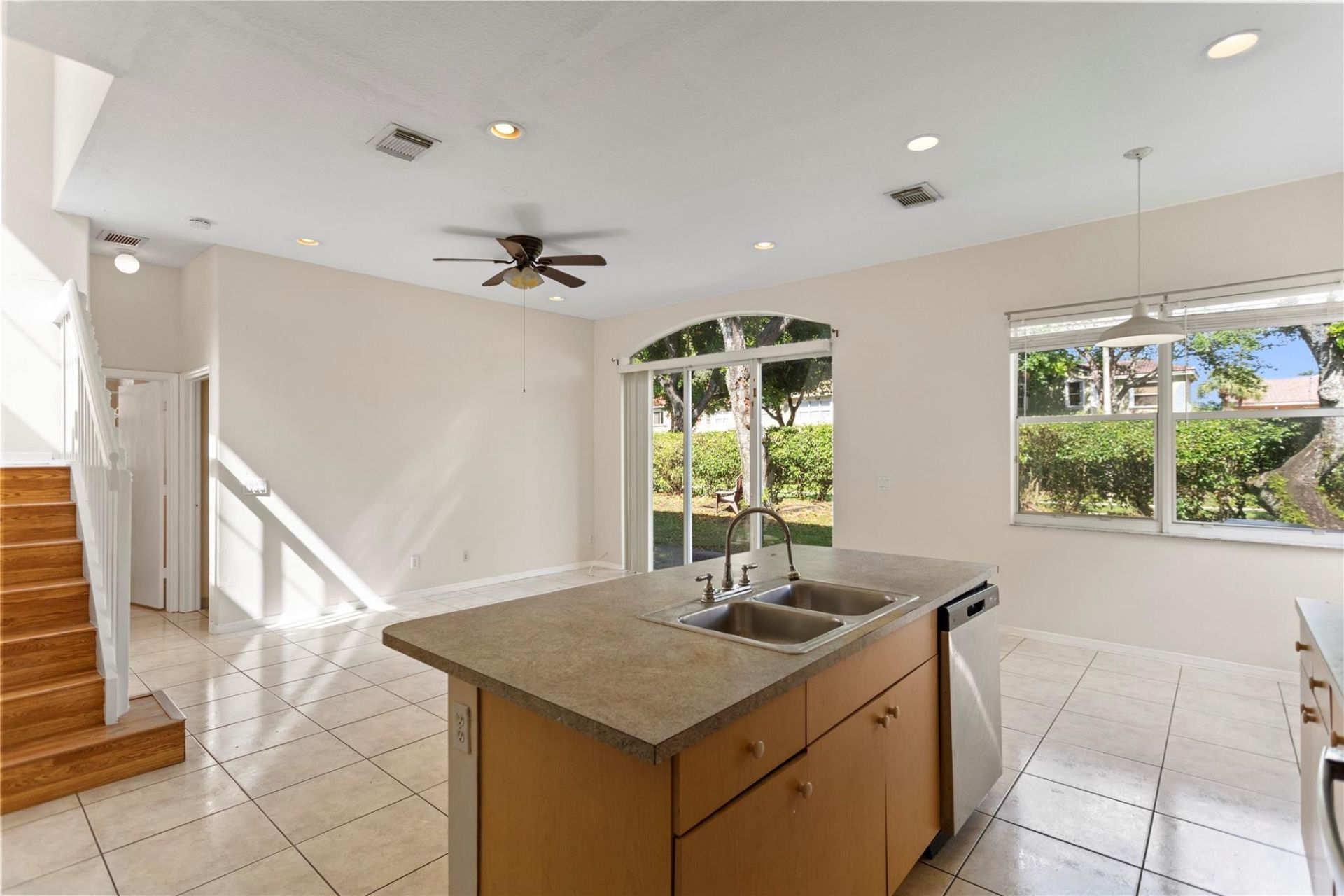 2215 NW 76th Terrace, Pembroke Pines, FL 33024 Photo