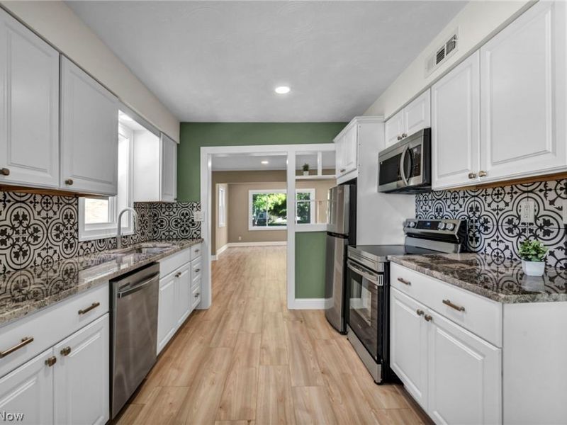 9313 Crestwood Drive, Cleveland, OH 44130 Photo 11