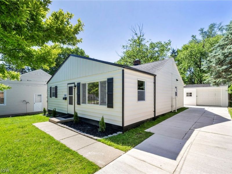 9313 Crestwood Drive, Cleveland, OH 44130 Photo 2