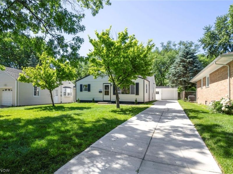 9313 Crestwood Drive, Cleveland, OH 44130 Photo 3