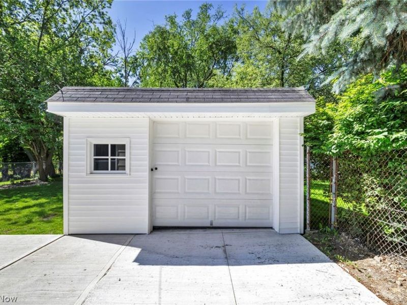 9313 Crestwood Drive, Cleveland, OH 44130 Photo 41