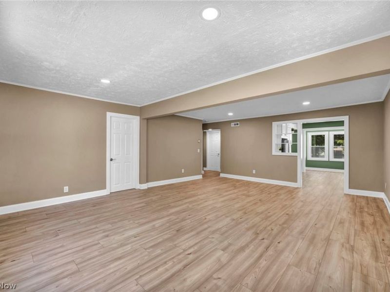 9313 Crestwood Drive, Cleveland, OH 44130 Photo 8