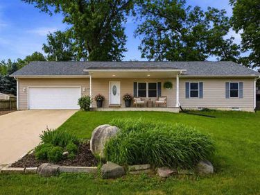 325 Hillview Dr, Marion, IA 52302