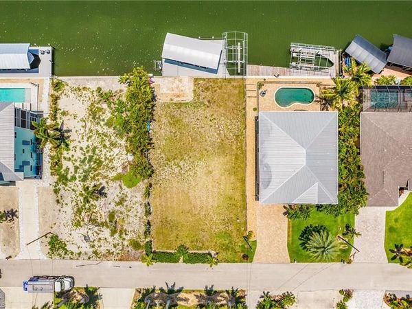 2371 Sycamore ST , ST. JAMES CITY, FL 33956
