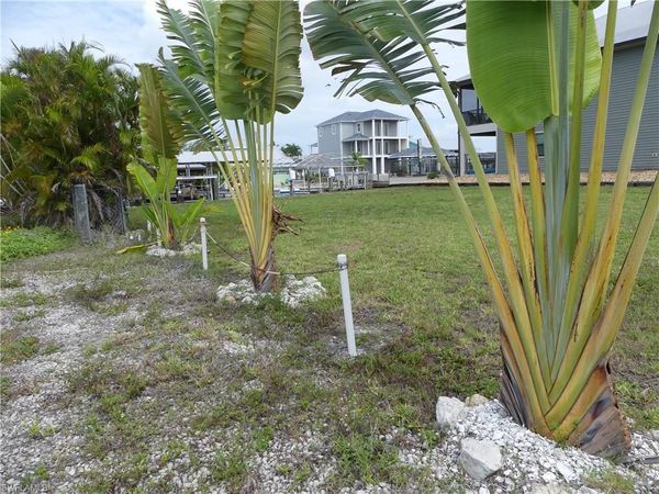 2371 Sycamore ST , ST. JAMES CITY, FL 33956