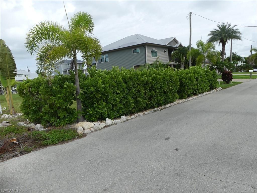 2371 Sycamore St , Saint James City, FL 33956 Photo