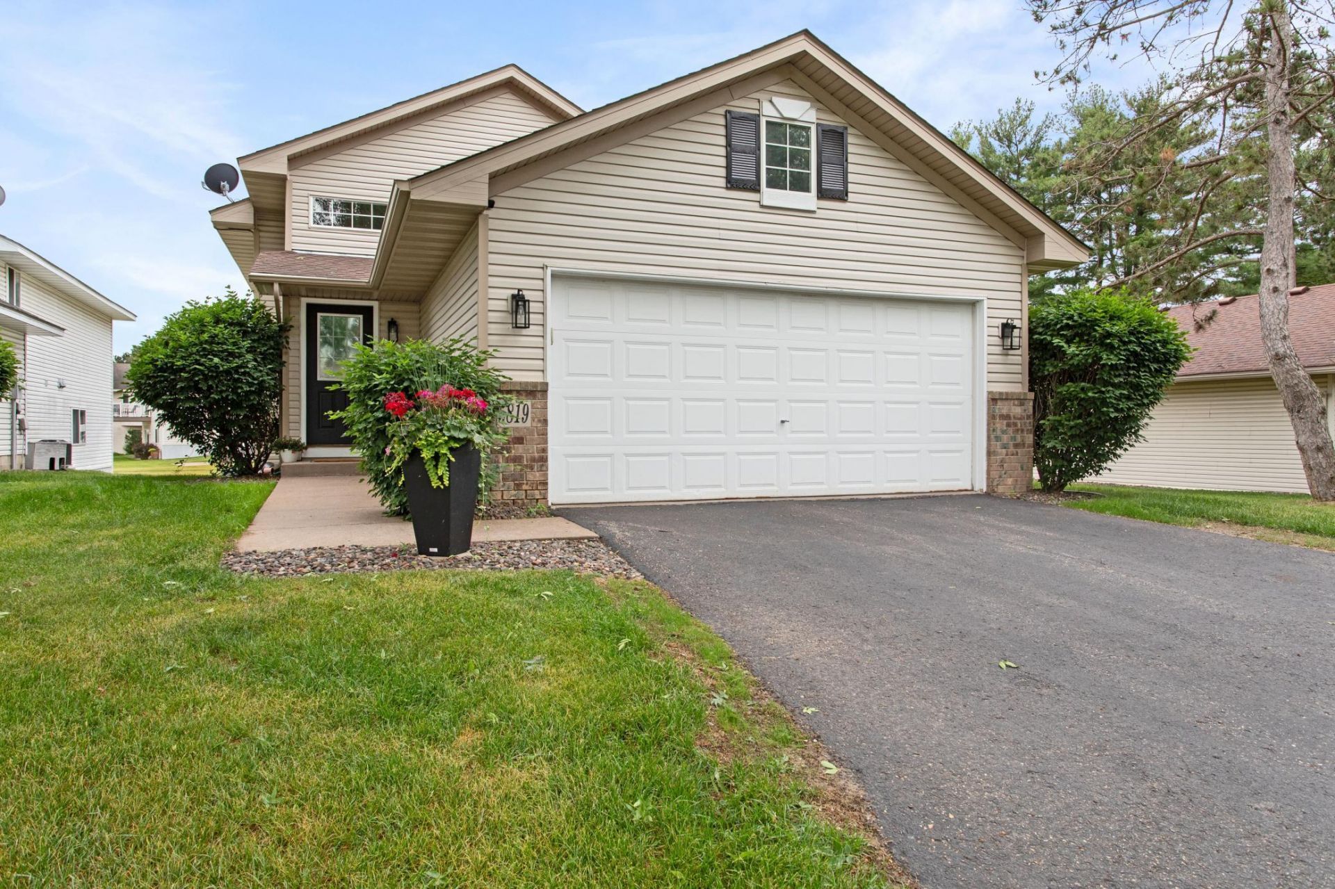 5819 Forest Boulevard Trail, Wyoming, MN 55092