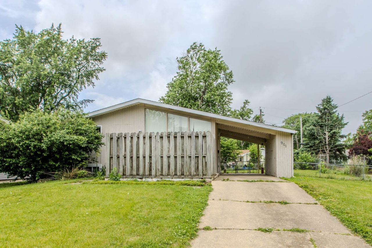 901 Mayflower Avenue, Bloomington, IL 61701 Main Photo