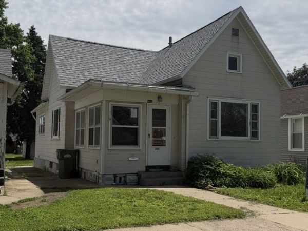 201 Fayette Street , Clinton, IA 52732