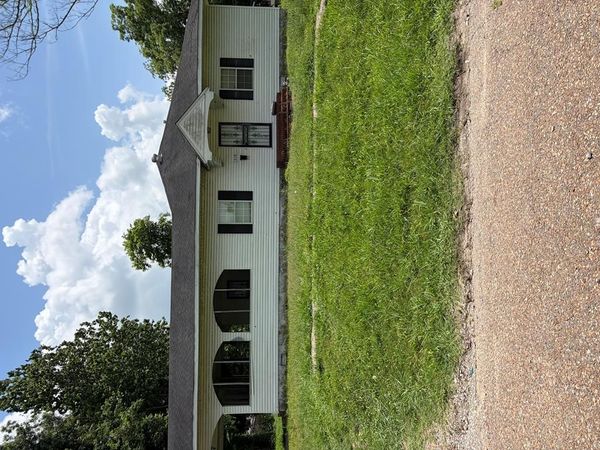 928 Fourth St., Earle, AR 72331