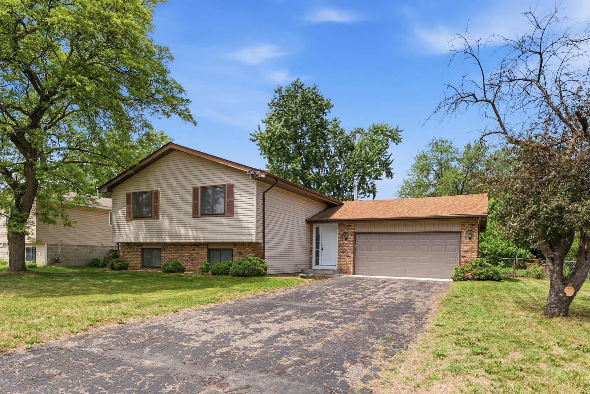 8009 Vincent Circle N, Brooklyn Park, MN 55444 Main Photo