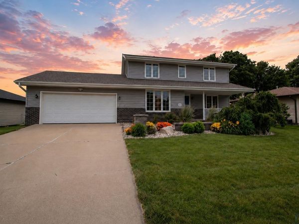 111 Golden Dr, Sergeant Bluff, IA 51054