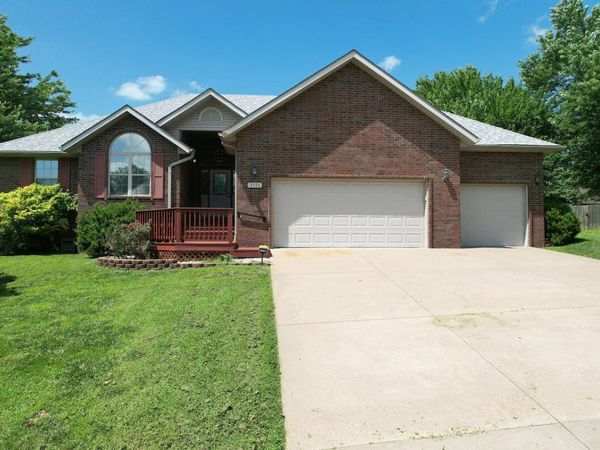1111 E Robin Street , Ozark, MO 65721