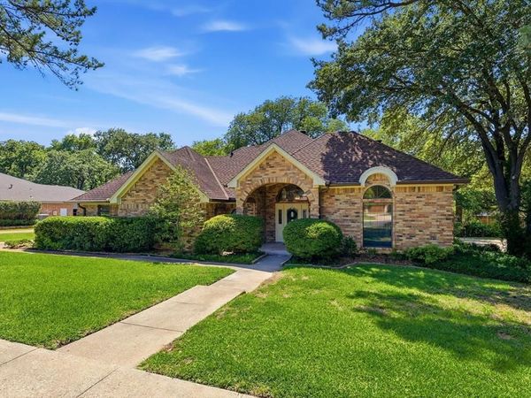 3813 Cambridge Circle W, Bedford, TX 76021