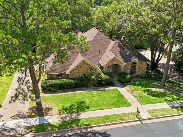 3813 Cambridge Circle W, Bedford, TX 76021
