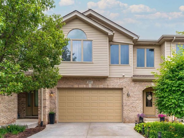 695 E Nerge Road, Roselle, IL 60172