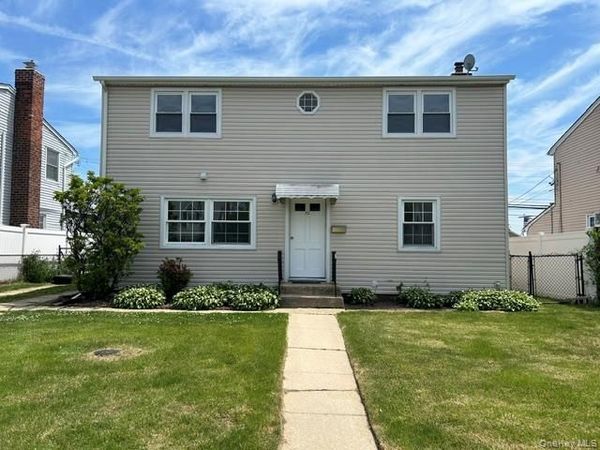 32 Gables Drive , Hicksville, NY 11801