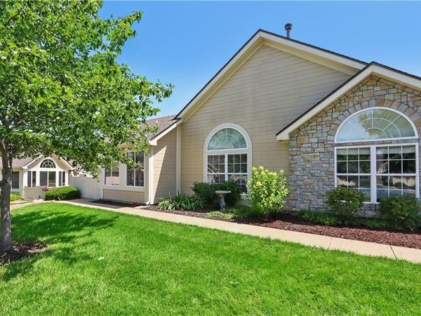 832 NE Devon Drive, Lee's Summit, MO 64064