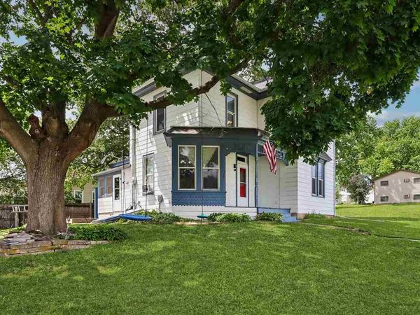 180 E 3rd, Riverside, IA 52327