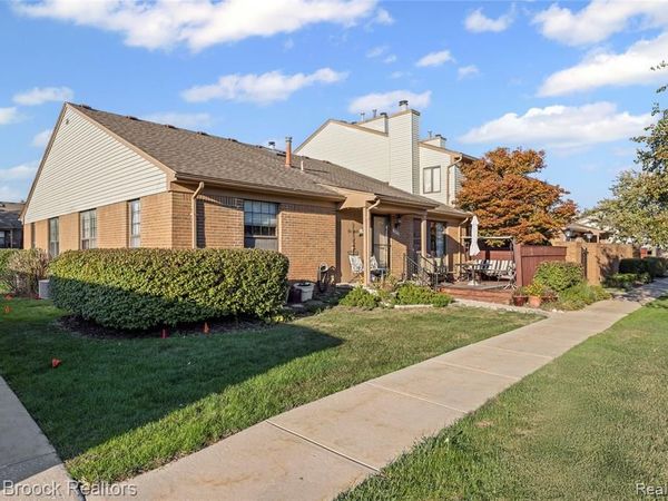 38903 Country Circle , Farmington Hills, MI 48331