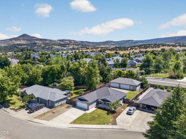 1397 Larson Creek Drive, Medford, OR 97504