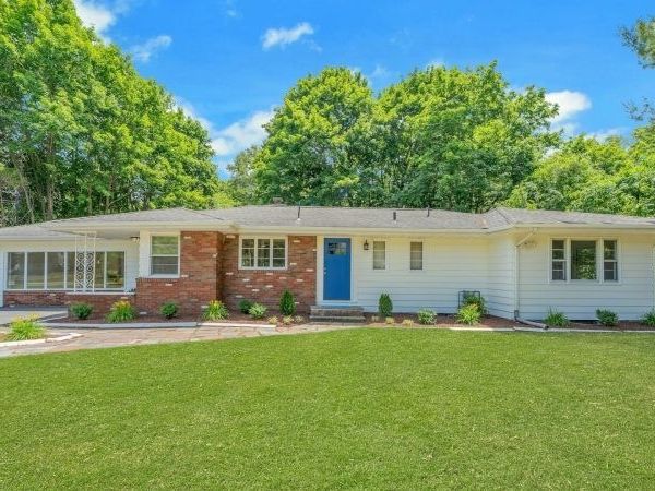 403 W Oakland Ave, Oakland, NJ 07436