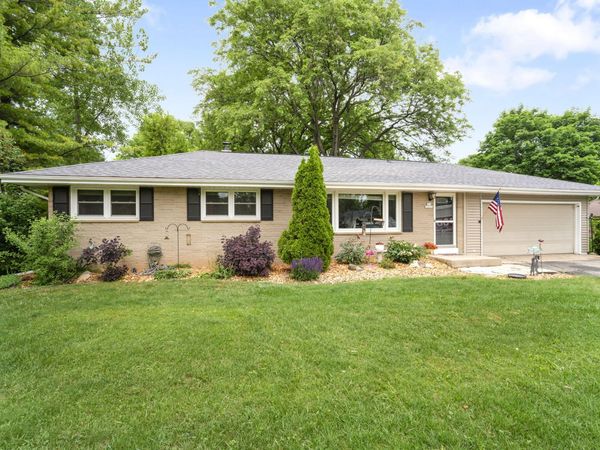 N51W15674 Fair Oak Pkwy, Menomonee Falls, WI 53051