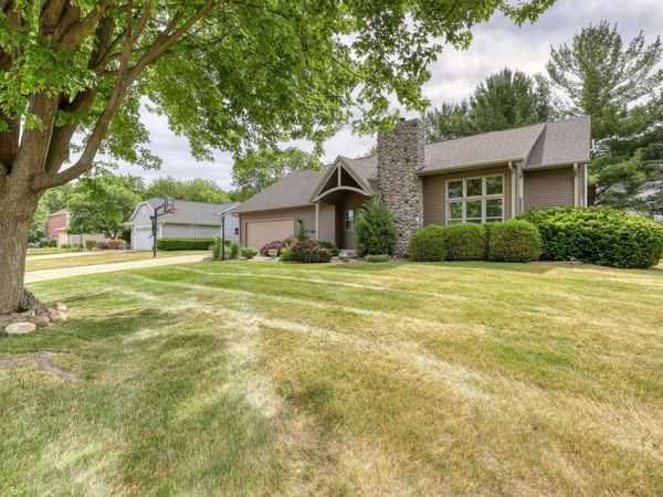 798 Greenway Ter, Hartland, WI 53029