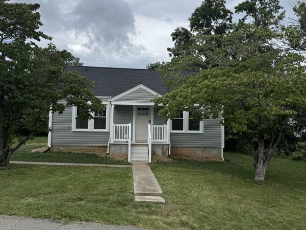 102 WAYNE AVE, STAUNTON, VA 24401