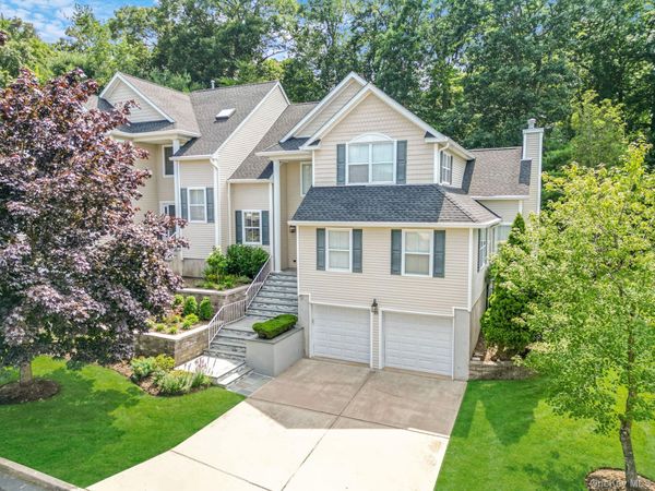 21 Vantage Court , Port Jefferson, NY 11777
