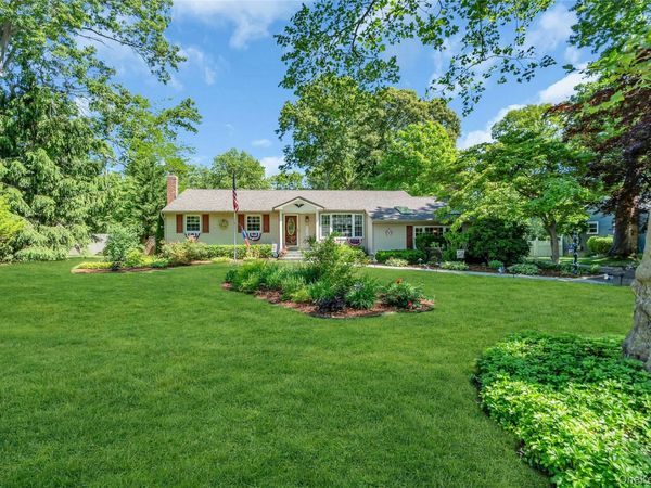 25 Del Place , Hauppauge, NY 11788