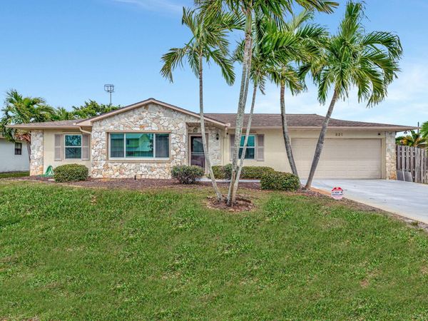 661 SE Crescent Avenue, Port St. Lucie, FL 34984